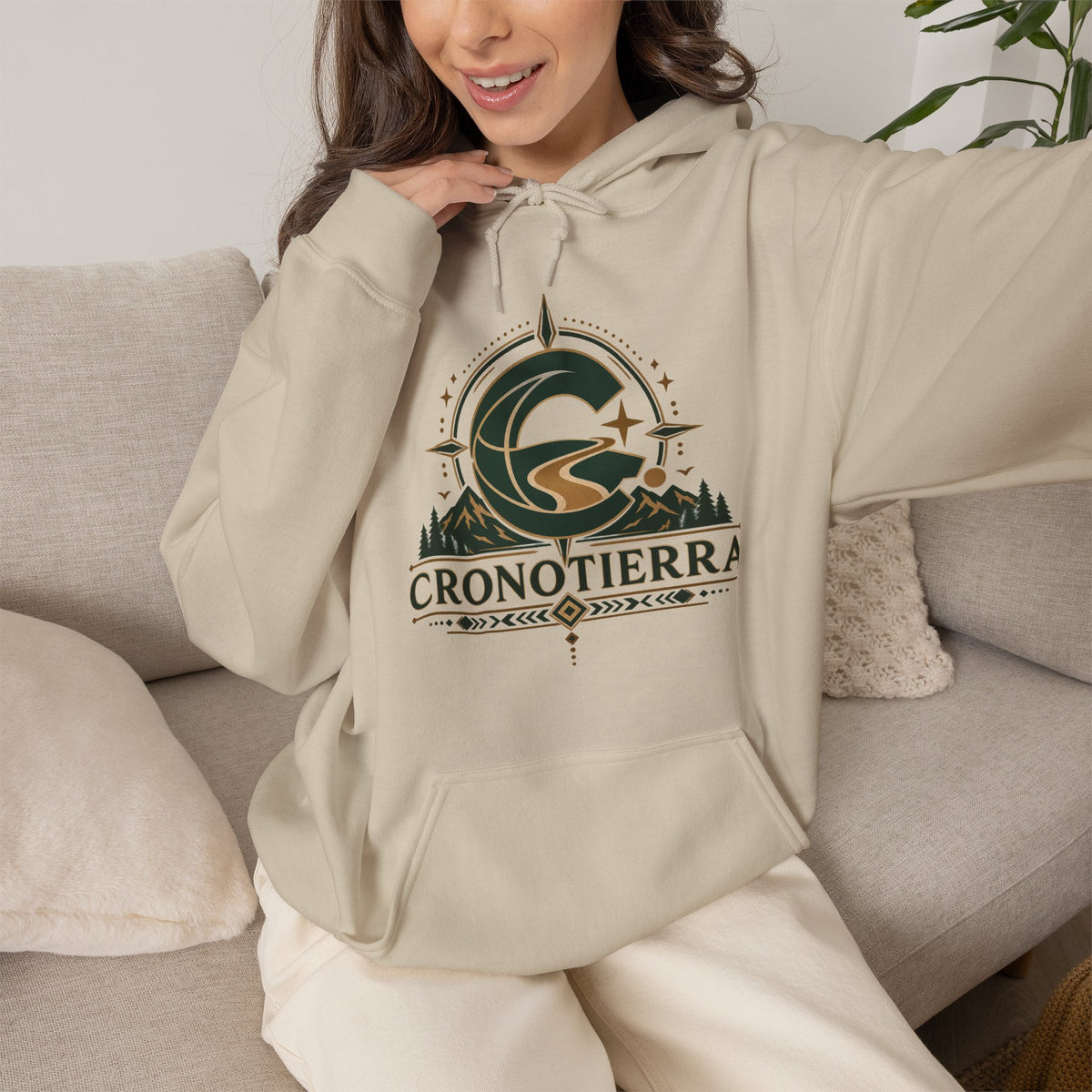 Cronotierra Adventure Hoodie – Unisex Heavy Blend Logo Sweatshirt